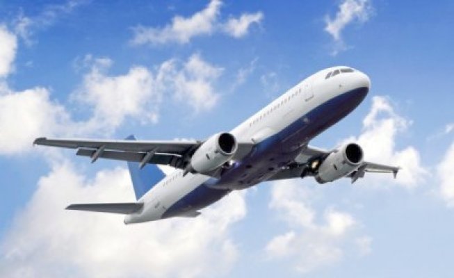 Zboruri perturbate după ce o pistă a fost avariată de un trăsnet